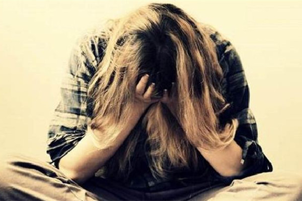 男子情緒崩潰在醫(yī)院走廊連扇耳光 情緒崩潰會有什么癥狀 男子情緒崩潰在醫(yī)院走廊連扇耳光 情緒崩潰會有什么癥狀