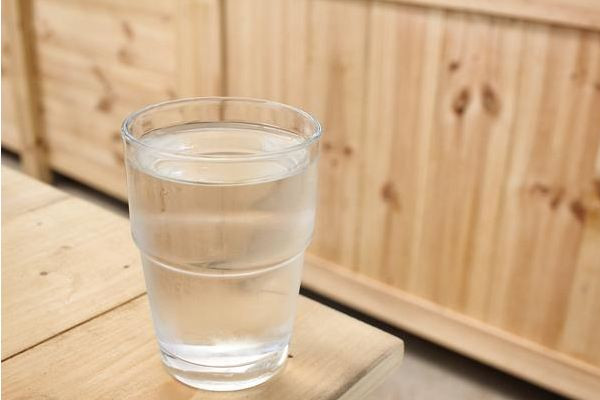 淡鹽水可以緩解嗓子疼嗎 淡鹽水對咳嗽有幫助嗎 淡鹽水可以緩解嗓子疼嗎 淡鹽水對咳嗽有幫助嗎