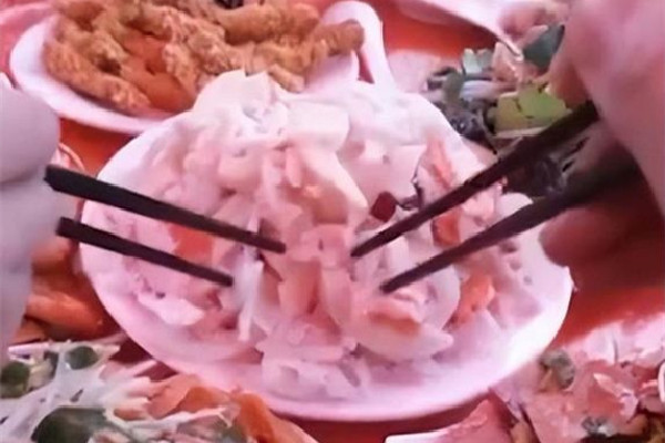 眾人戶(hù)外吃席8個(gè)涼菜被凍成“硬菜” 涼菜是哪里的特色 眾人戶(hù)外吃席8個(gè)涼菜被凍成“硬菜” 涼菜是哪里的特色