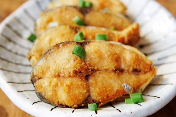 炸魚塊用淀粉還是面粉 炸魚塊用不用裹粉 炸魚塊用淀粉還是面粉 炸魚塊用不用裹粉