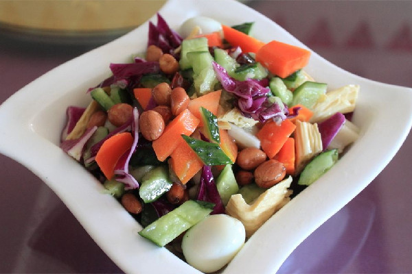 眾人戶(hù)外吃席8個(gè)涼菜被凍成“硬菜” 涼菜是哪里的特色 眾人戶(hù)外吃席8個(gè)涼菜被凍成“硬菜” 涼菜是哪里的特色