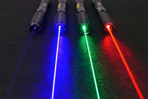 男子開車時(shí)被激光筆照射 激光筆對眼睛的危害 男子開車時(shí)被激光筆照射 激光筆對眼睛的危害