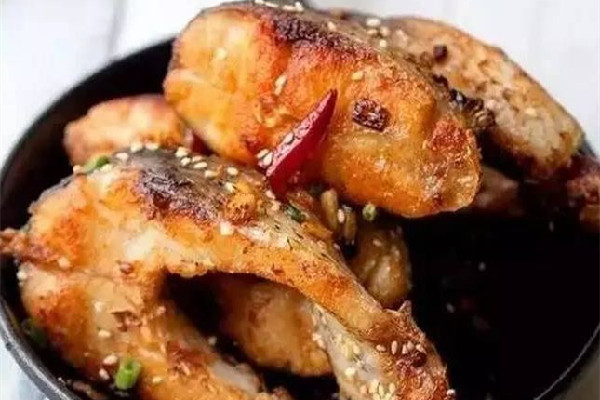 炸魚塊用淀粉還是面粉 炸魚塊用不用裹粉 炸魚塊用淀粉還是面粉 炸魚塊用不用裹粉