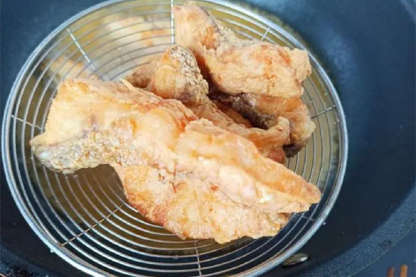 炸魚塊不粘鍋的方法和技巧 炸魚塊油溫幾成熱下鍋?zhàn)詈? alt=