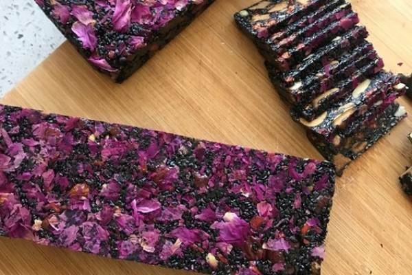 阿膠糕是什么材料制作出來(lái)的 阿膠糕好吃嗎 阿膠糕是什么材料制作出來(lái)的 阿膠糕好吃嗎