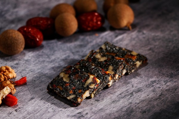 阿膠糕是什么材料制作出來(lái)的 阿膠糕好吃嗎 阿膠糕是什么材料制作出來(lái)的 阿膠糕好吃嗎