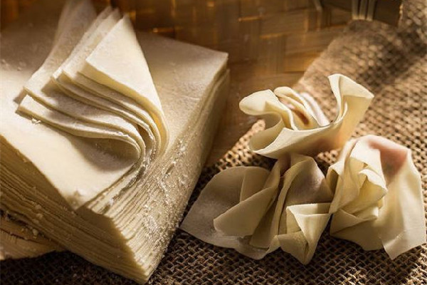 餛飩皮有堿和無堿的區(qū)別 餛飩皮加堿有什么用 餛飩皮有堿和無堿的區(qū)別 餛飩皮加堿有什么用