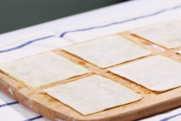 餛飩皮有堿和無堿的區(qū)別 餛飩皮加堿有什么用 餛飩皮有堿和無堿的區(qū)別 餛飩皮加堿有什么用