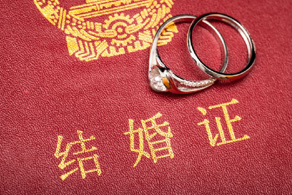 民政局開(kāi)工男子拍到僅兩對(duì)新人結(jié)婚 為什么結(jié)婚的人越來(lái)越少