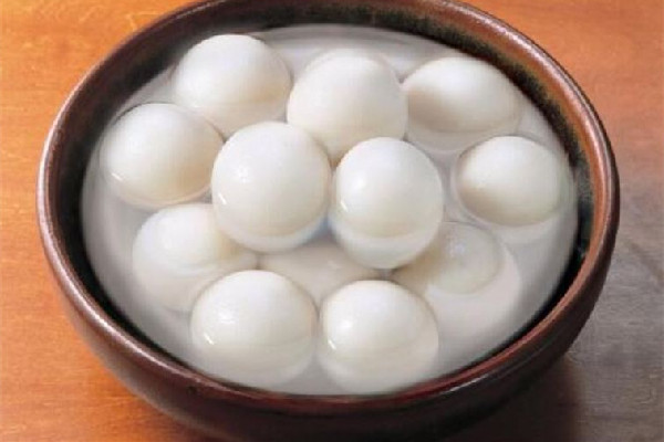 湯圓煮不熟有一半白怎么辦 湯圓煮幾分鐘就可以吃了 湯圓煮不熟有一半白怎么辦 湯圓煮幾分鐘就可以吃了