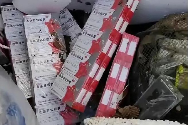 上百盒布洛芬被扔垃圾桶 布洛芬哪個退燒效果好 上百盒布洛芬被扔垃圾桶 布洛芬哪個退燒效果好
