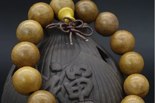 金絲楠木手串的功效與作用 金絲楠木手串可以辟邪嗎 金絲楠木手串的功效與作用 金絲楠木手串可以辟邪嗎