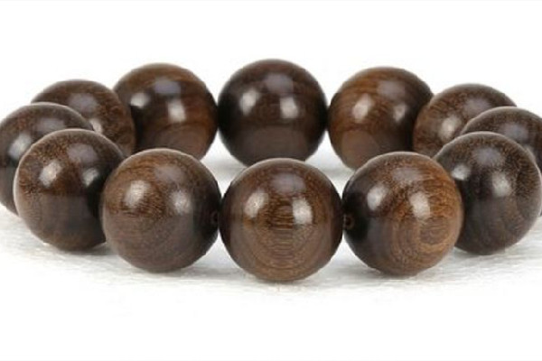 金絲楠木手串的功效與作用 金絲楠木手串可以辟邪嗎 金絲楠木手串的功效與作用 金絲楠木手串可以辟邪嗎