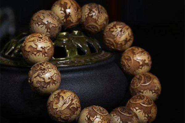 金絲楠木手串佩戴注意事項(xiàng) 金絲楠木手串戴久了會怎樣 金絲楠木手串佩戴注意事項(xiàng) 金絲楠木手串戴久了會怎樣