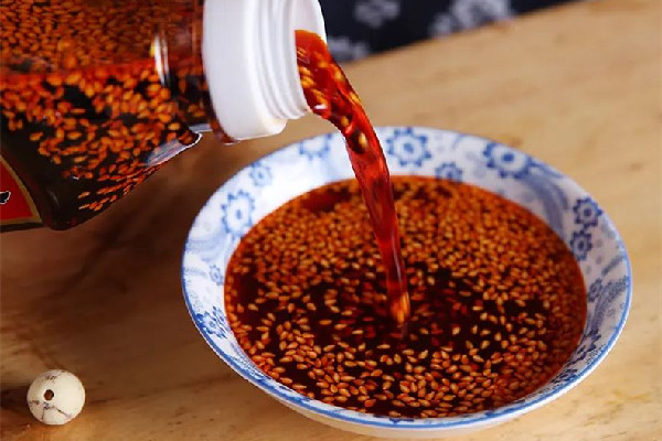 辣椒油放時(shí)間長了還能吃嗎 辣椒油放冰箱里會壞嗎 辣椒油放時(shí)間長了還能吃嗎 辣椒油放冰箱里會壞嗎