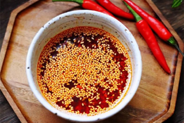 辣椒油放時(shí)間長了還能吃嗎 辣椒油放冰箱里會壞嗎 辣椒油放時(shí)間長了還能吃嗎 辣椒油放冰箱里會壞嗎