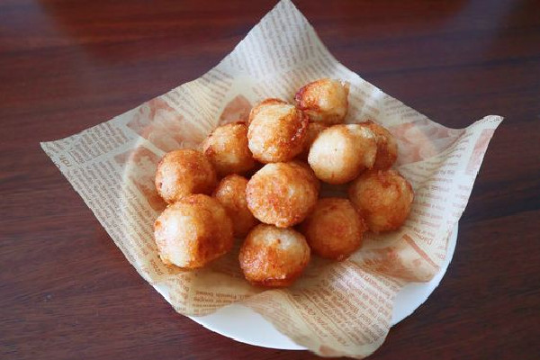 男子油鍋炸元宵現(xiàn)場(chǎng)慘烈 炸元宵怎么炸不蹦 男子油鍋炸元宵現(xiàn)場(chǎng)慘烈 炸元宵怎么炸不蹦