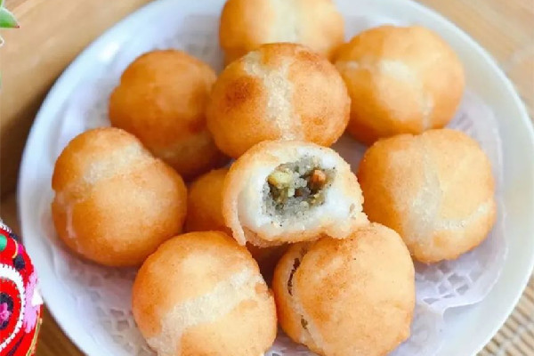 男子油鍋炸元宵現(xiàn)場(chǎng)慘烈 炸元宵怎么炸不蹦 男子油鍋炸元宵現(xiàn)場(chǎng)慘烈 炸元宵怎么炸不蹦