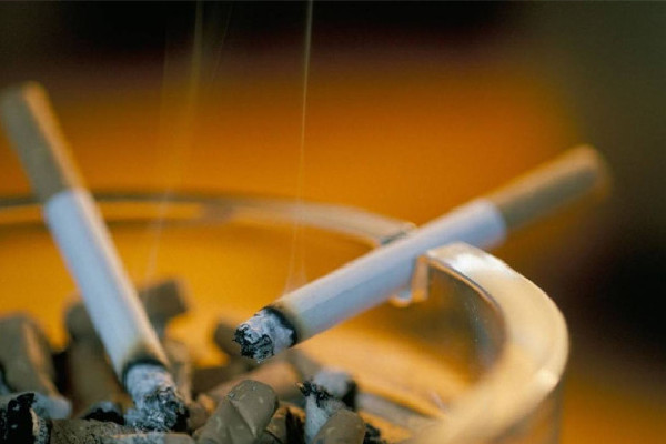 大媽在地鐵里抽煙還給娃點煙 抽煙對孩子影響有多大 大媽在地鐵里抽煙還給娃點煙 抽煙對孩子影響有多大