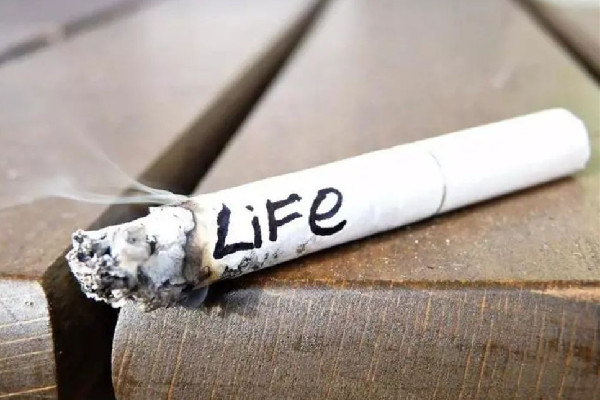 大媽在地鐵里抽煙還給娃點煙 抽煙對孩子影響有多大 大媽在地鐵里抽煙還給娃點煙 抽煙對孩子影響有多大