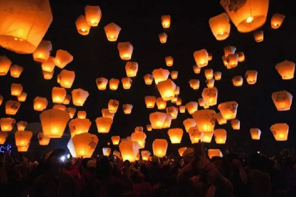 游客放孔明燈被拽下吹滅景區(qū)回應 孔明燈的來歷和意義 游客放孔明燈被拽下吹滅景區(qū)回應 孔明燈的來歷和意義