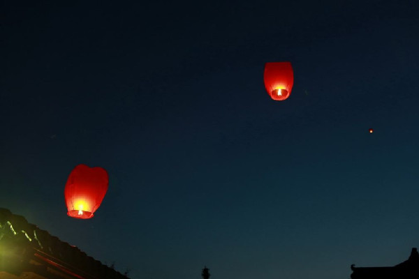 游客放孔明燈被拽下吹滅景區(qū)回應 孔明燈的來歷和意義 游客放孔明燈被拽下吹滅景區(qū)回應 孔明燈的來歷和意義