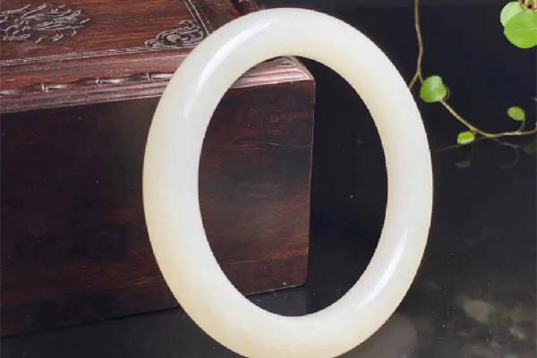 白玉手鐲和翡翠手鐲哪個好 白玉手鐲是什么材質(zhì)的 白玉手鐲和翡翠手鐲哪個好 白玉手鐲是什么材質(zhì)的