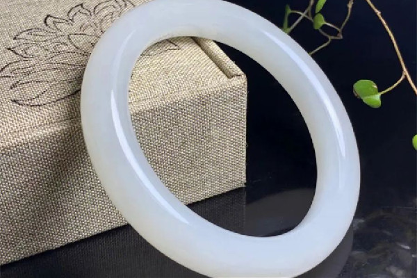 白玉手鐲和翡翠手鐲哪個好 白玉手鐲是什么材質(zhì)的 白玉手鐲和翡翠手鐲哪個好 白玉手鐲是什么材質(zhì)的