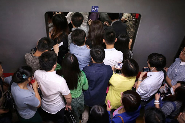 女生上班通勤4小時坐10趟地鐵 上班通勤多久算遠 女生上班通勤4小時坐10趟地鐵 上班通勤多久算遠