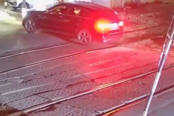 五旬男子因剛割雙眼皮開車撞上護欄 雙眼皮割完后要注意的問題有哪些 五旬男子因剛割雙眼皮開車撞上護欄 雙眼皮割完后要注意的問題有哪些