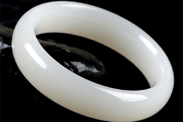 白玉手鐲戴著變黃什么原因 白玉手鐲怎么保養(yǎng) 白玉手鐲戴著變黃什么原因 白玉手鐲怎么保養(yǎng)