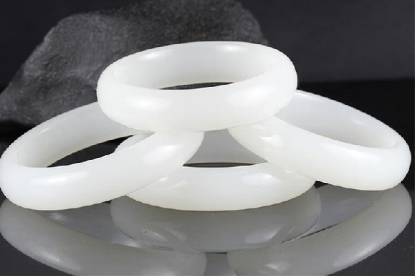 白玉手鐲有黑點(diǎn)什么問(wèn)題 白玉手鐲有黑點(diǎn)是不是很便宜