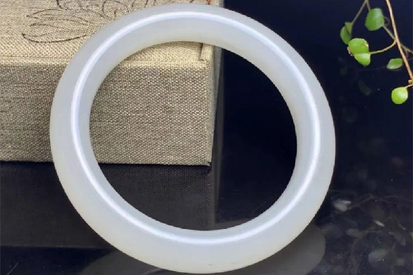 白玉手鐲和翡翠手鐲哪個好 白玉手鐲是什么材質(zhì)的 白玉手鐲和翡翠手鐲哪個好 白玉手鐲是什么材質(zhì)的