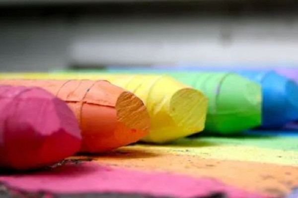 蠟筆要用什么紙畫出來(lái)好看看 蠟筆可以畫在黑板上嗎