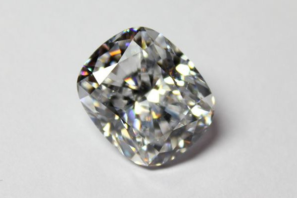 鋯石和鉆石哪個(gè)值錢 鋯石和鉆石的區(qū)別 鋯石和鉆石哪個(gè)值錢 鋯石和鉆石的區(qū)別