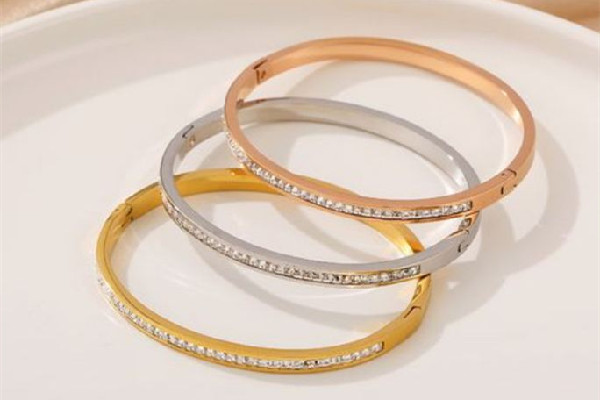 18k金的手鐲大概多少錢 18k金手鐲值得購買嗎 18k金的手鐲大概多少錢 18k金手鐲值得購買嗎