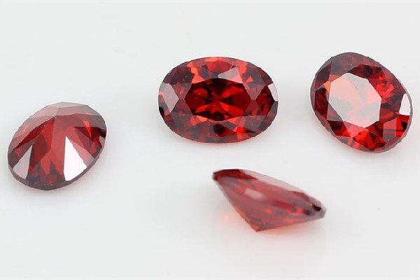 鋯石和鉆石哪個(gè)值錢 鋯石和鉆石的區(qū)別 鋯石和鉆石哪個(gè)值錢 鋯石和鉆石的區(qū)別