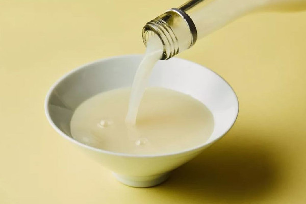 糯米酒適合晚上喝嗎 糯米酒什么時(shí)候喝對(duì)身體好 糯米酒適合晚上喝嗎 糯米酒什么時(shí)候喝對(duì)身體好