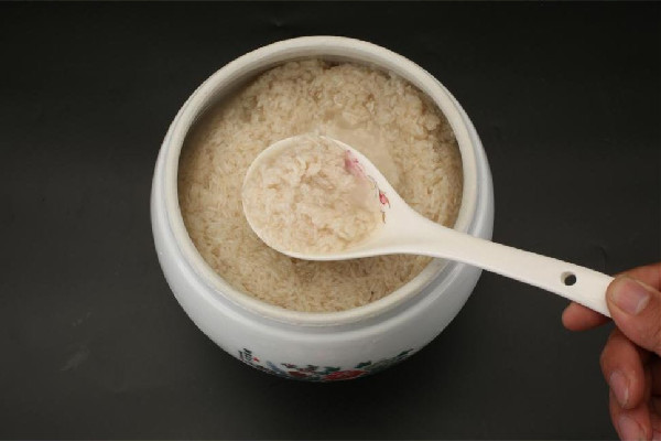 糯米酒的功效和作用 糯米酒可以和螃蟹一起吃嗎 糯米酒的功效和作用 糯米酒可以和螃蟹一起吃嗎