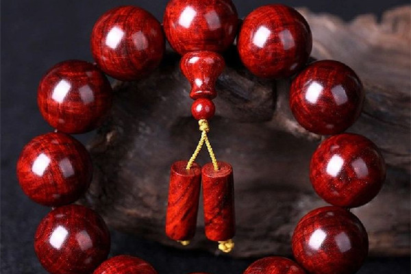 小葉紫檀手串的作用與功效 小葉紫檀手串可以天天佩戴嗎 小葉紫檀手串的作用與功效 小葉紫檀手串可以天天佩戴嗎