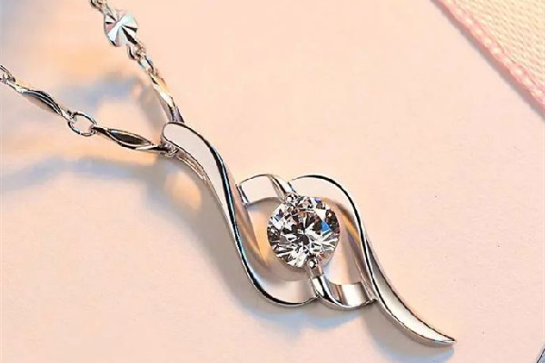 8歲女孩情人節(jié)收到鉑金鉆石項(xiàng)鏈 鉑金項(xiàng)鏈有什么標(biāo)志 8歲女孩情人節(jié)收到鉑金鉆石項(xiàng)鏈 鉑金項(xiàng)鏈有什么標(biāo)志