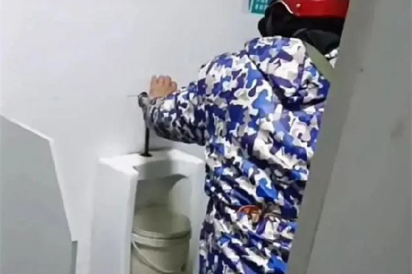 攤販在小便池接水泡發(fā)豆芽 豆芽制作方法 攤販在小便池接水泡發(fā)豆芽 豆芽制作方法