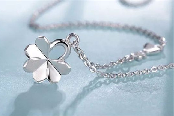 8歲女孩情人節(jié)收到鉑金鉆石項(xiàng)鏈 鉑金項(xiàng)鏈有什么標(biāo)志 8歲女孩情人節(jié)收到鉑金鉆石項(xiàng)鏈 鉑金項(xiàng)鏈有什么標(biāo)志