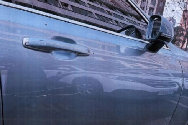 40歲男子報(bào)復(fù)10歲小孩連劃7車 劃車屬于什么違法行為