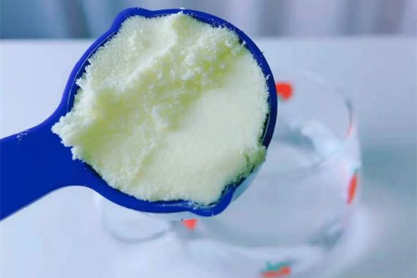 奶粉受潮了能喝嗎 奶粉受潮了怎么補(bǔ)救 奶粉受潮了能喝嗎 奶粉受潮了怎么補(bǔ)救