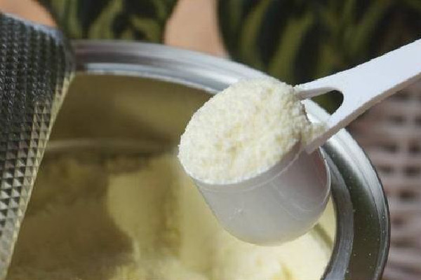 奶粉要經(jīng)常換還是不換好 奶粉換來換去對寶寶好嗎 奶粉要經(jīng)常換還是不換好 奶粉換來換去對寶寶好嗎