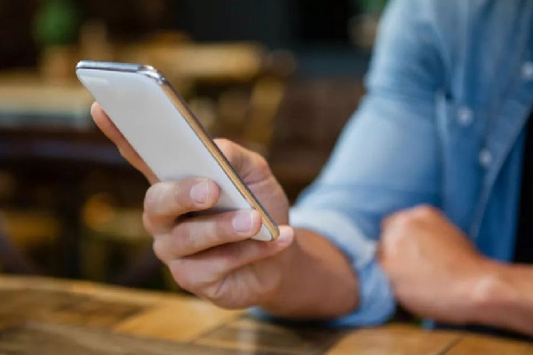 9歲女孩沉迷手機(jī)頸椎老如50歲 玩手機(jī)對(duì)眼睛傷害有多大 9歲女孩沉迷手機(jī)頸椎老如50歲 玩手機(jī)對(duì)眼睛傷害有多大