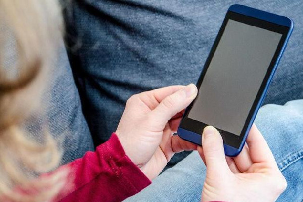 9歲女孩沉迷手機(jī)頸椎老如50歲 玩手機(jī)對(duì)眼睛傷害有多大 9歲女孩沉迷手機(jī)頸椎老如50歲 玩手機(jī)對(duì)眼睛傷害有多大