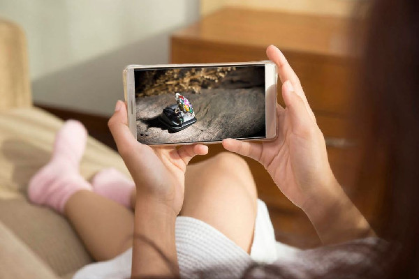 9歲女孩沉迷手機(jī)頸椎老如50歲 玩手機(jī)對(duì)眼睛傷害有多大 9歲女孩沉迷手機(jī)頸椎老如50歲 玩手機(jī)對(duì)眼睛傷害有多大