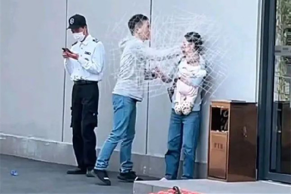 男子地鐵口揮拳重?fù)舯夼?家暴為什么會(huì)越來(lái)越嚴(yán)重